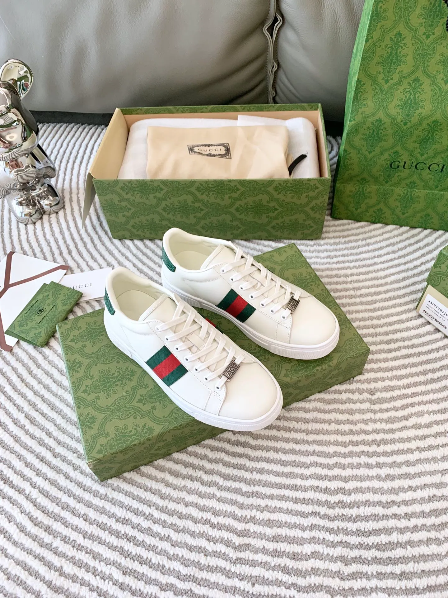 👟👟Ex-factory price 540👟👟 Men's size +10 Top version: Gucci G family classic Ace series Embroidery Little Bee White Shoes Couple Style Ribbon Love Casual Sports Shoes Sneakers Original Purchase Development Production This brand's classic low-top sports shoes interweave golden embroidered bees with red and green webbing. The bee is a classic element of the brand. It appeared in the Gucci ready-to-wear series in the 1970s. Exquisite packaging at the delivery counter🛍📦 ▪️Fabrics: Original custom imported first-layer cowhide ▪️Foots: Original custom cowhide lining ▪️Sole: Original open-molded rubber non-slip material ▪️Sole thickness: 2.5CM ▪️Size: Women's 34-41 (customized 34/41) ▪️Size: Men's 38-46 (38/46 customized)